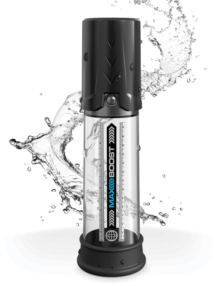Pump Worx Max Boost Penispumpe – Produktdarstellung mit transparentem Pumpzylinder und Wassereffekt zur Veranschaulichung einer Produkteigenschaft – erhältlich bei Evoria Care
