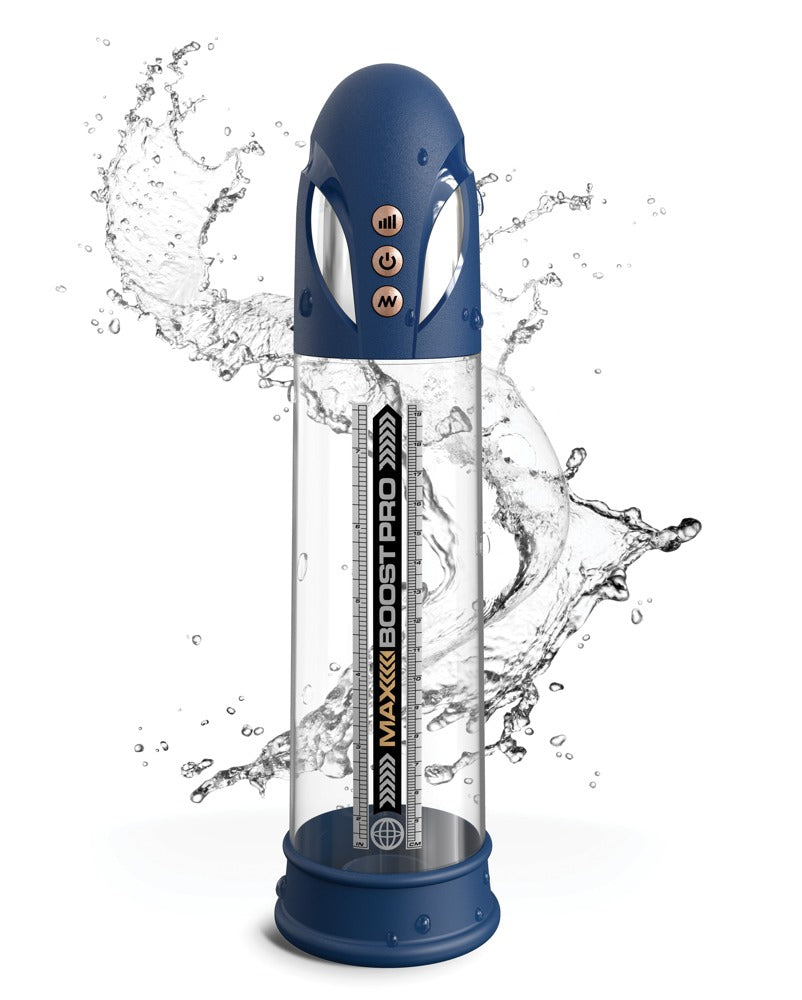 Pump Worx Max Boost Pro Flow Automatik-Penispumpe – große Produktansicht mit transparentem Pumpzylinder, blauem Motorgehäuse und Standfuß – erhältlich bei Evoria Care