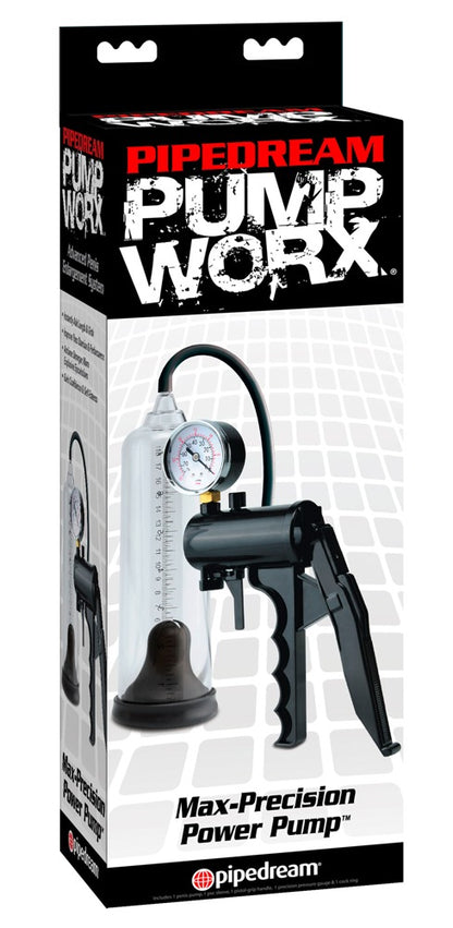 Pump Worx Max-Precision Power Pump – Penispumpe mit Manometer zusammen mit der Pump Worx Produktverpackung – erhältlich bei Evoria Care