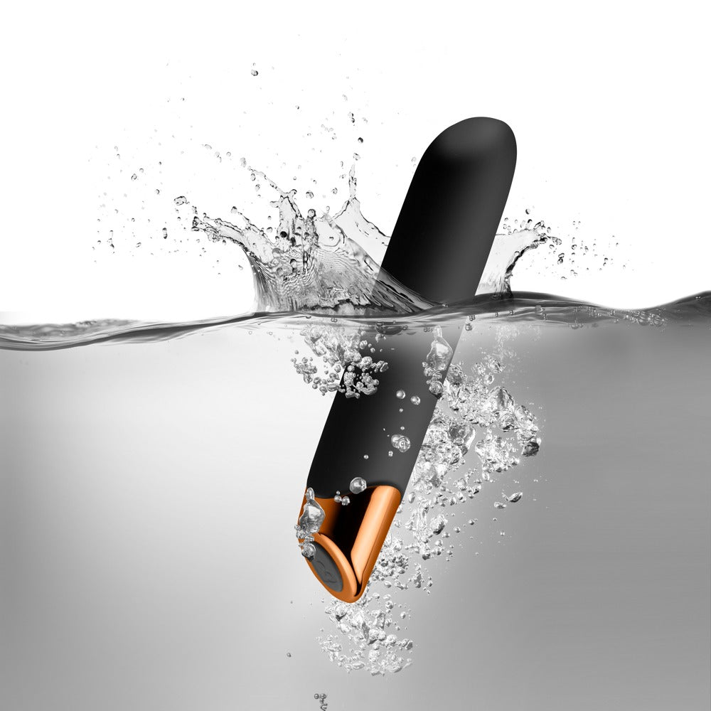 Rocks Off Chaiamo Power-Vibrator in Schwarz und Roségold – Detailaufnahme des schlanken Gehäuses und des dekorativen Griffbereichs – erhältlich bei Evoria Care