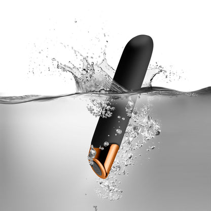 Rocks Off Chaiamo Power-Vibrator in Schwarz und Roségold – Detailaufnahme des schlanken Gehäuses und des dekorativen Griffbereichs – erhältlich bei Evoria Care
