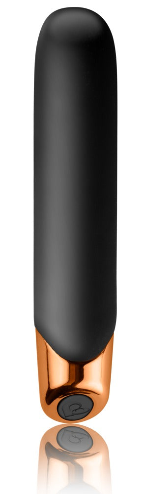 Rocks Off Chaiamo Power-Vibrator in Schwarz und Roségold – Frontansicht mit schlanker Form, abgerundeter Präzisionsspitze und metallischem Griffbereich – erhältlich bei Evoria Care