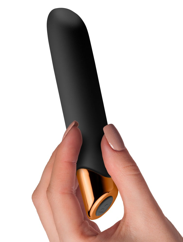 Rocks Off Chaiamo Power-Vibrator in Schwarz und Roségold – Produkt in einer Hand zur Darstellung der schlanken Form und kompakten Größe – erhältlich bei Evoria Care