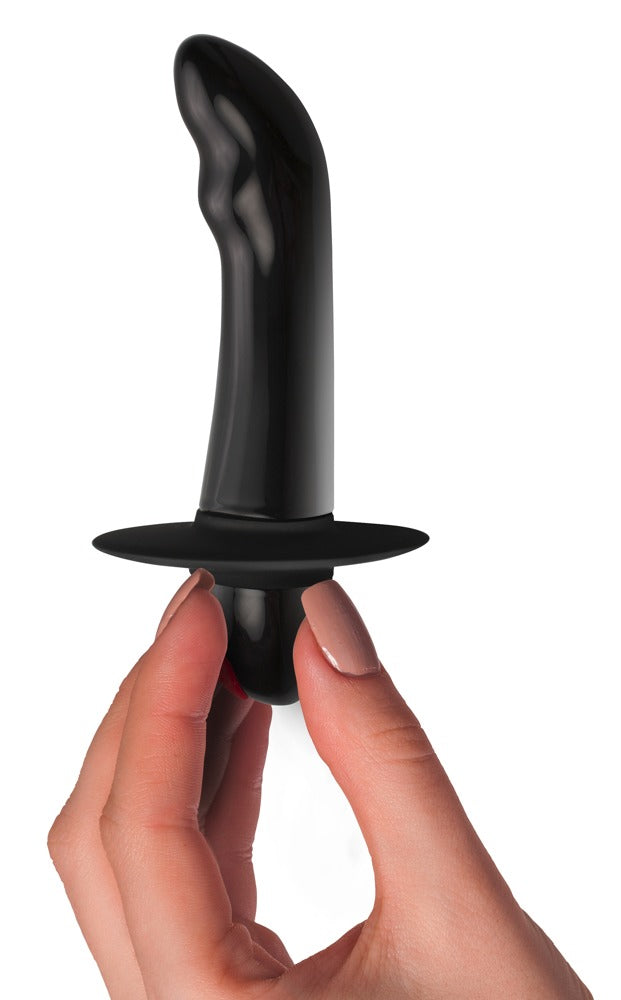 Rocks Off Quest Prostata-Vibrator in Schwarz – Produkt in einer Hand zur Darstellung von Größe, geschwungener Form und breiter Basis – erhältlich bei Evoria Care