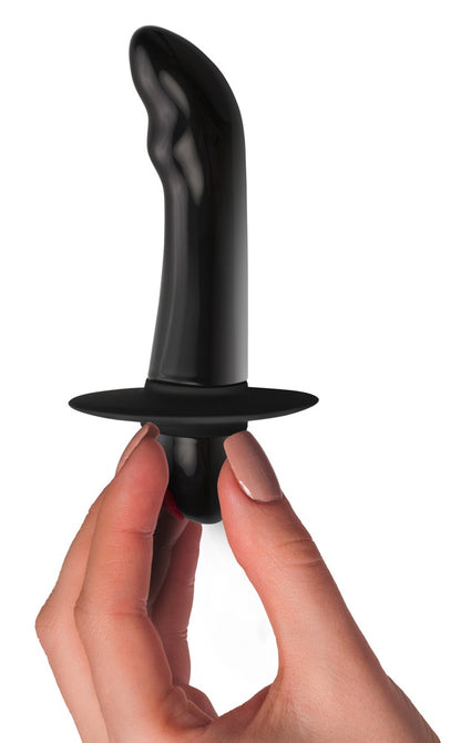 Rocks Off Quest Prostata-Vibrator in Schwarz – Produkt in einer Hand zur Darstellung von Größe, geschwungener Form und breiter Basis – erhältlich bei Evoria Care