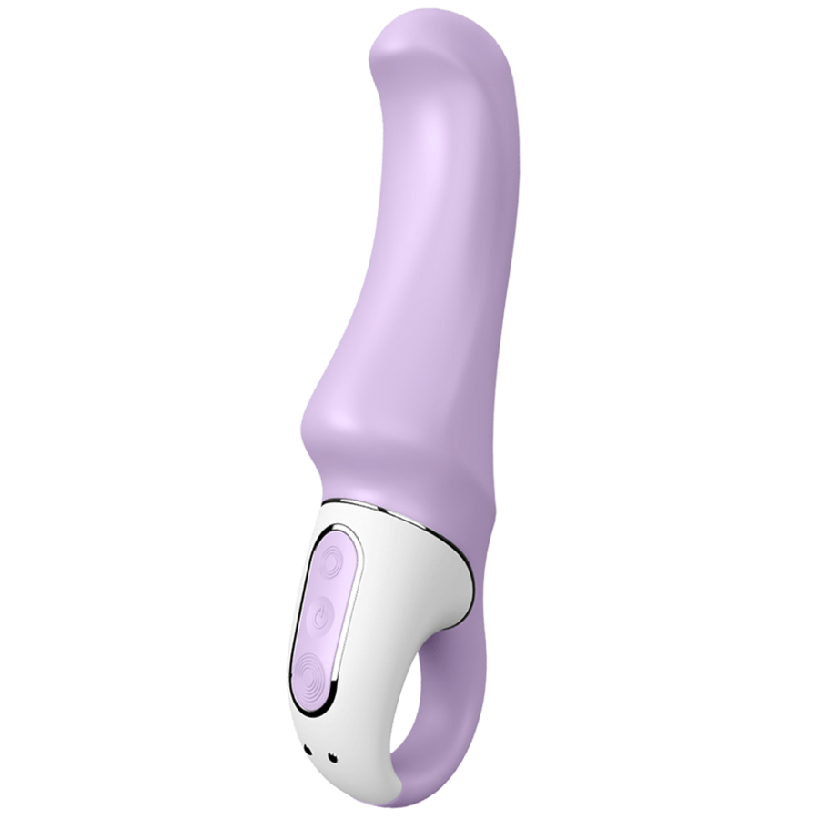 Satisfyer Charming Smile – geschwungener Vibrator in zartem Lila mit weißem Bedienelement, lilafarbenen Bedientasten und abgerundeter Spitze in schräger Vorderansicht auf weißem Hintergrund – erhältlich bei Evoria Care