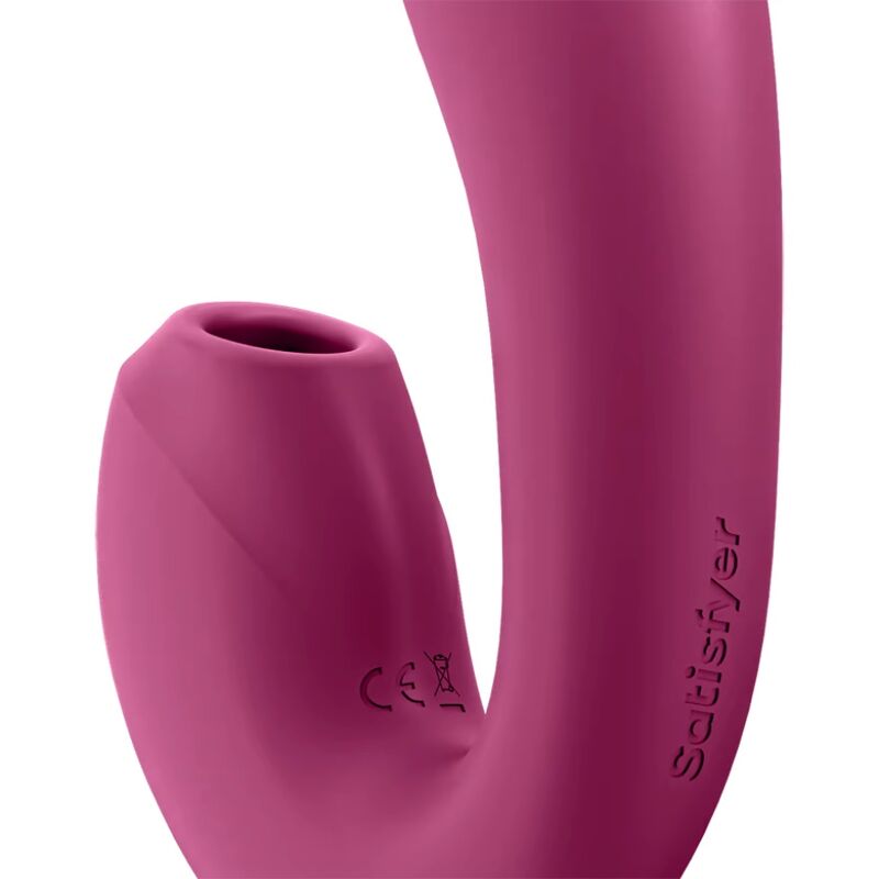 Satisfyer Sunray – vergrößerte Detailansicht des bordeauxroten Dual-Vibrators mit langem, leicht strukturiertem Hauptschaft und kurzem, nach innen gebogenem Stimulationsarm auf weißem Hintergrund – erhältlich bei Evoria Care