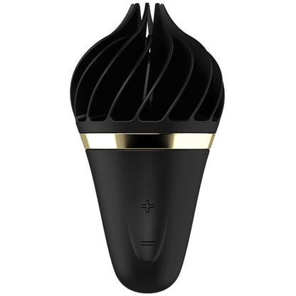 Satisfyer Sweet Treat – schwarzer Intimvibrator im Softeis-Design mit spiralförmig strukturierter Spitze, goldfarbenem Zierring und konisch geformtem schwarzem Griff in aufrechter Vorderansicht auf weißem Hintergrund – erhältlich bei Evoria Care