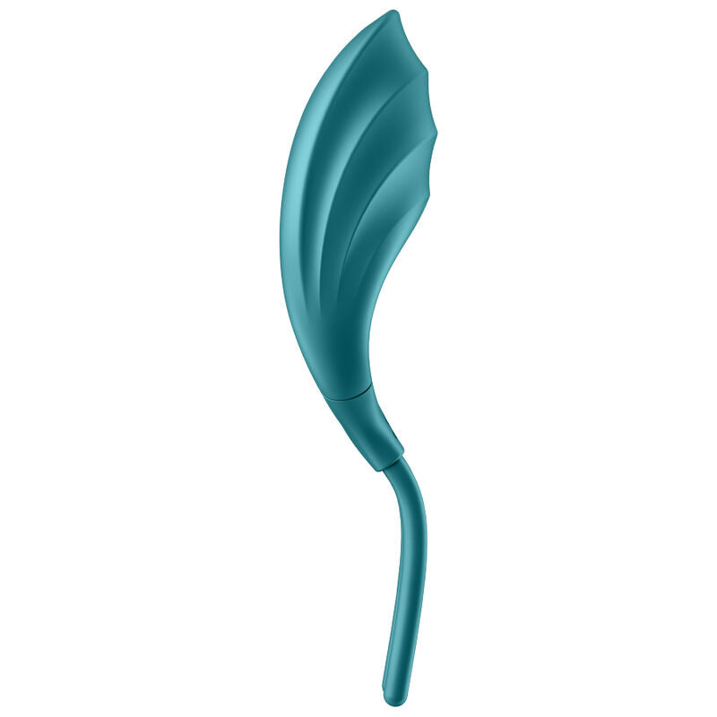 Satisfyer Swordsman – türkisfarbener Intimvibrator mit geschwungenem, schlankem Schaft, strukturiertem Stimulationskopf und seitlich sichtbarer Ringöffnung in aufrechter Seitenansicht auf weißem Hintergrund – erhältlich bei Evoria Care