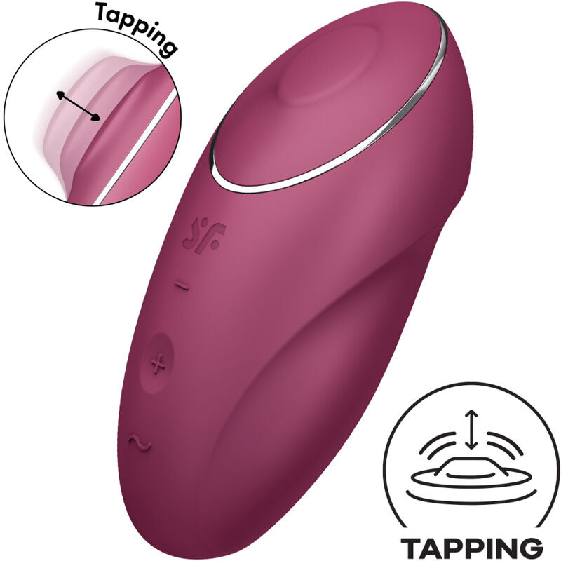 Satisfyer Tap & Climax 1 – bordeauxroter Klopfvibrator mit ovalem Gehäuse, schräg angeordnetem Stimulationsbereich und seitlichen Bedientasten in vergrößerter Produktansicht, ergänzt durch eine Tapping-Funktionsgrafik und eine Detaildarstellung des Stimulationsmechanismus auf weißem Hintergrund – erhältlich bei Evoria Care