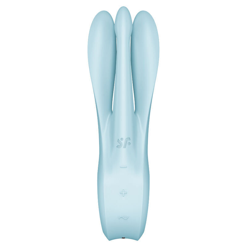 Satisfyer Threesome 1 – hellblauer Vibrator mit drei parallel angeordneten Stimulationsarmen, schmalen Zwischenräumen und abgerundetem Griffende in weiterer aufrechter Vorderansicht – erhältlich bei Evoria Care