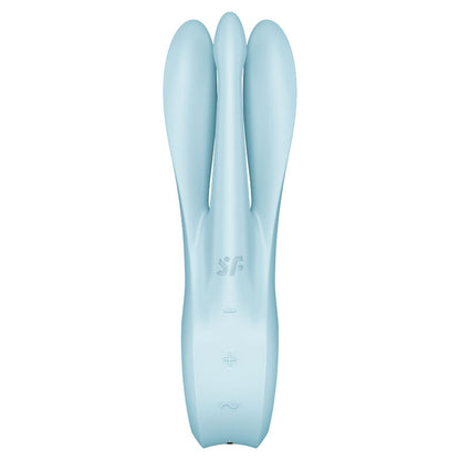 Satisfyer Threesome 1 – hellblauer Vibrator mit drei parallel angeordneten Stimulationsarmen, schmalen Zwischenräumen und abgerundetem Griffende in weiterer aufrechter Vorderansicht – erhältlich bei Evoria Care