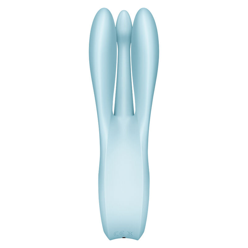 Satisfyer Threesome 1 – hellblauer Dreifach-Vibrator mit drei länglichen, abgerundeten Stimulationsarmen, glatter Oberfläche und ergonomischem Griff in aufrechter Vorderansicht auf weißem Hintergrund – erhältlich bei Evoria Care