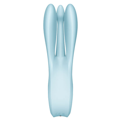 Satisfyer Threesome 1 – hellblauer Dreifach-Vibrator mit drei länglichen, abgerundeten Stimulationsarmen, glatter Oberfläche und ergonomischem Griff in aufrechter Vorderansicht auf weißem Hintergrund – erhältlich bei Evoria Care