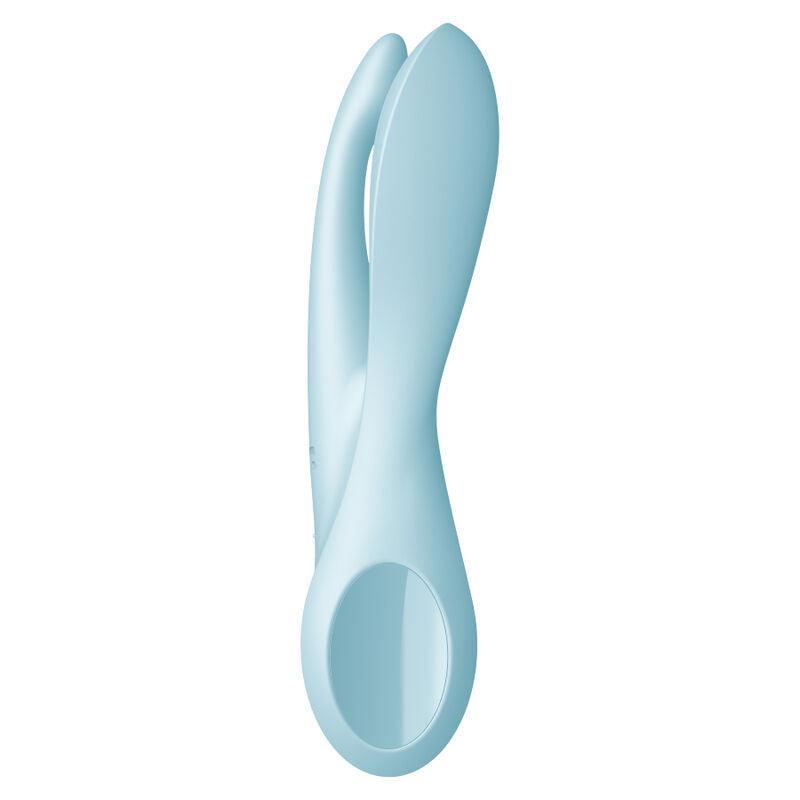 Satisfyer Threesome 1 – hellblauer Dreifach-Vibrator mit seitlich geschwungenem Schaft, glatter Oberfläche und abgerundeten Stimulationsarmen in aufrechter Seitenansicht auf weißem Hintergrund – erhältlich bei Evoria Care