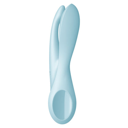Satisfyer Threesome 1 – hellblauer Dreifach-Vibrator mit seitlich geschwungenem Schaft, glatter Oberfläche und abgerundeten Stimulationsarmen in aufrechter Seitenansicht auf weißem Hintergrund – erhältlich bei Evoria Care