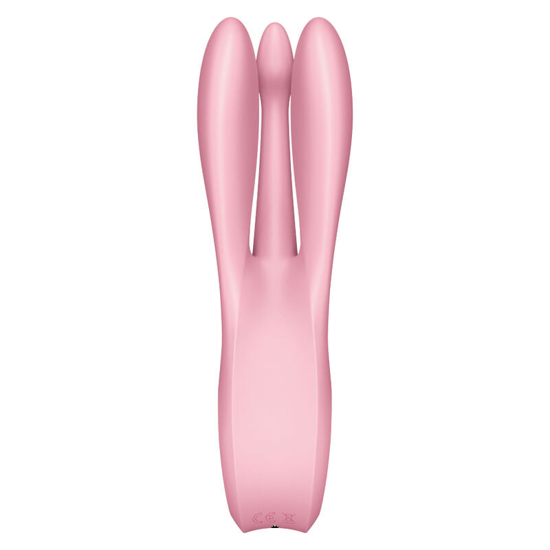 Satisfyer Threesome 1 – rosafarbener Dreifach-Vibrator mit drei länglichen, abgerundeten Stimulationsarmen, glatter Oberfläche und ergonomischem Griff in aufrechter Vorderansicht auf weißem Hintergrund – erhältlich bei Evoria Care