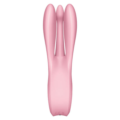 Satisfyer Threesome 1 – rosafarbener Dreifach-Vibrator mit drei länglichen, abgerundeten Stimulationsarmen, glatter Oberfläche und ergonomischem Griff in aufrechter Vorderansicht auf weißem Hintergrund – erhältlich bei Evoria Care