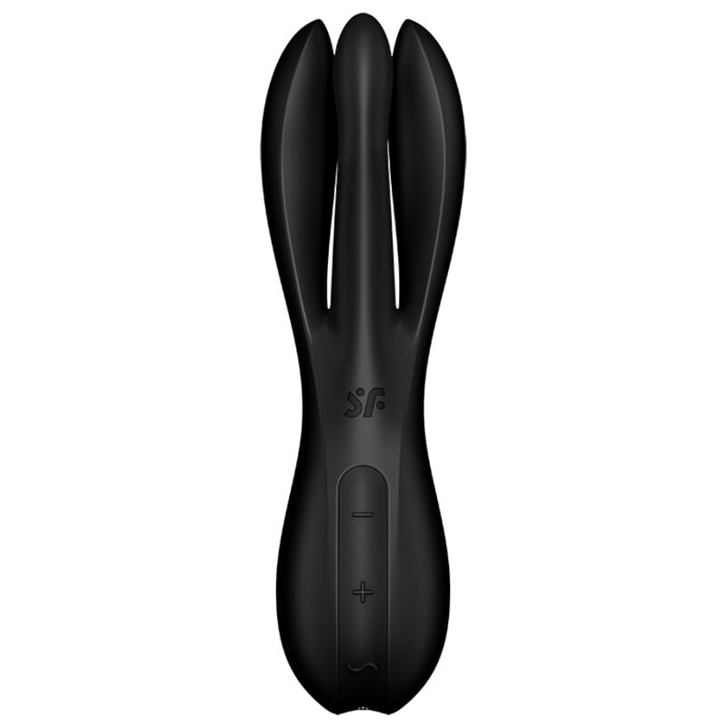 Satisfyer Threesome 2 – schwarzer Vibrator mit drei parallel angeordneten Stimulationsarmen, schmalen Zwischenräumen und abgerundetem Griffende in einer weiteren aufrechten Vorderansicht auf weißem Hintergrund – erhältlich bei Evoria Care