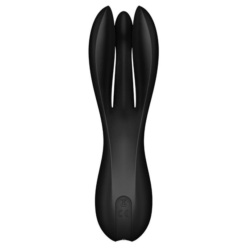 Satisfyer Threesome 2 – schwarzer Dreifach-Vibrator mit drei schlanken, unterschiedlich geformten Stimulationsarmen, abgerundeten Spitzen und ergonomischem Griff mit Bedientaste in aufrechter Vorderansicht auf weißem Hintergrund – erhältlich bei Evoria Care