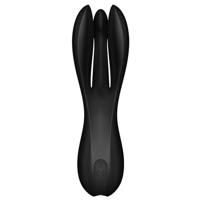 Satisfyer Threesome 2 – schwarzer Dreifach-Vibrator mit drei schlanken, unterschiedlich geformten Stimulationsarmen, abgerundeten Spitzen und ergonomischem Griff mit Bedientaste in aufrechter Vorderansicht auf weißem Hintergrund – erhältlich bei Evoria Care
