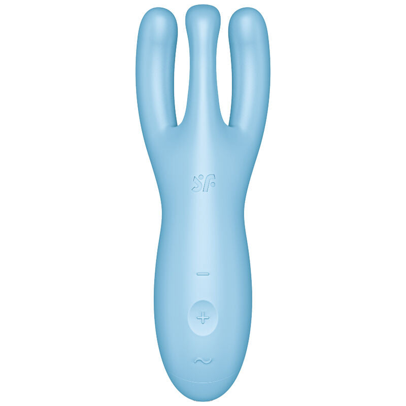 Satisfyer Threesome 4 – hellblauer Vibrator mit drei unterschiedlich langen Stimulationsarmen, glatter Oberfläche und abgerundetem Griff in aufrechter Vorderansicht auf weißem Hintergrund – erhältlich bei Evoria Care