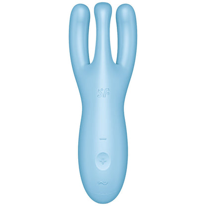 Satisfyer Threesome 4 – hellblauer Vibrator mit drei unterschiedlich langen Stimulationsarmen, glatter Oberfläche und abgerundetem Griff in aufrechter Vorderansicht auf weißem Hintergrund – erhältlich bei Evoria Care