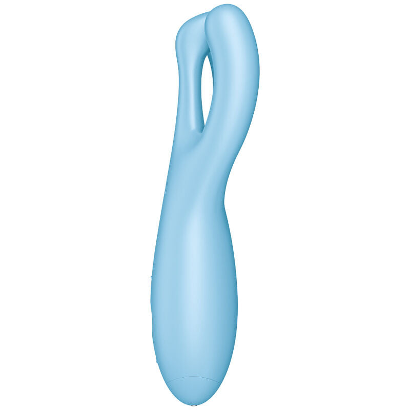 Satisfyer Threesome 4 – hellblauer Dreifach-Vibrator mit leicht geschwungenem Schaft, seitlich angeordneten Stimulationsarmen und ergonomisch geformtem Griffende in aufrechter Seitenansicht auf weißem Hintergrund – erhältlich bei Evoria Care