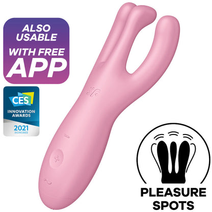 Satisfyer Threesome 4 – rosafarbener Dreifach-Vibrator mit drei abgerundeten Stimulationsarmen, ergonomisch geformtem Griff und Bedientasten in schräger Produktansicht, ergänzt durch App-Hinweis und Pleasure-Spots-Funktionsgrafik auf weißem Hintergrund – erhältlich bei Evoria Care