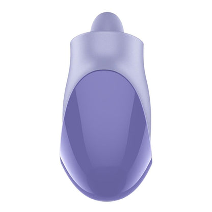 Satisfyer Tongue Dancer – Rückansicht des kompakten lilafarbenen Zungenstimulators mit ovalem Gehäuse, dunkelviolettem Griffbereich und oben hervorstehendem Stimulationsaufsatz auf weißem Hintergrund – erhältlich bei Evoria Care