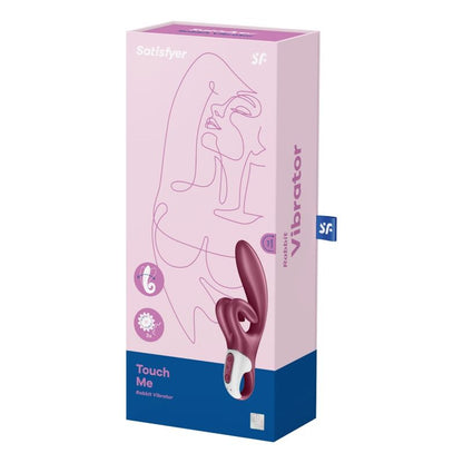 Satisfyer Touch Me – rosa-blaue Originalverpackung des bordeauxroten Mehrfach-Vibrators mit Produktabbildung, Satisfyer Markenlogo und aufgedruckten Produktinformationen in schräger Ansicht – erhältlich bei Evoria Care