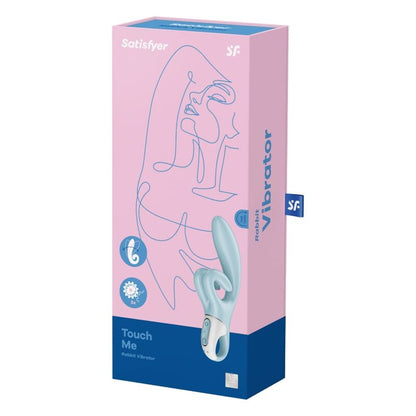 Satisfyer Touch Me – rosa-blaue Originalverpackung des hellblauen Mehrfach-Vibrators mit Produktabbildung, Satisfyer Markenlogo und aufgedruckten Produktinformationen in schräger Verpackungsansicht auf weißem Hintergrund – erhältlich bei Evoria Care