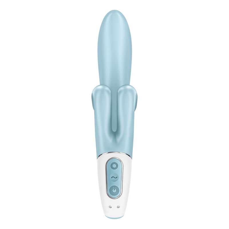 Satisfyer Touch Me – hellblauer Mehrfach-Vibrator mit langem abgerundetem Hauptschaft, seitlich angeordnetem Stimulationsarm und weißem unteren Griffbereich in aufrechter Rückansicht – erhältlich bei Evoria Care