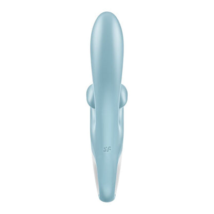 Satisfyer Touch Me – hellblauer Vibrator mit schlankem Hauptschaft, seitlich sichtbarem ringförmigem Stimulationsarm und weißem Griffende in aufrechter Seitenansicht auf weißem Hintergrund – erhältlich bei Evoria Care