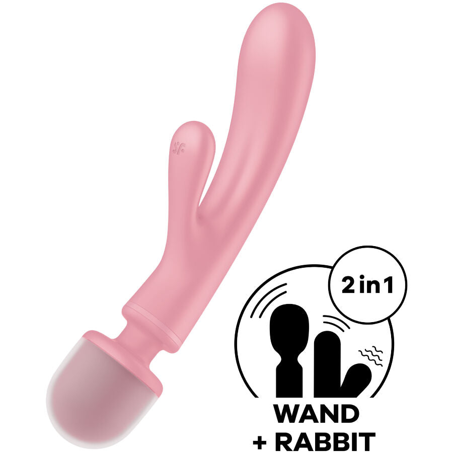 Satisfyer Triple Lover – rosafarbener Dreifach-Vibrator mit gebogenem Hauptschaft und seitlichen Stimulationsarmen in schräger Ansicht, ergänzt durch eine schwarz-weiße Funktionsgrafik auf weißem Hintergrund – erhältlich bei Evoria Care