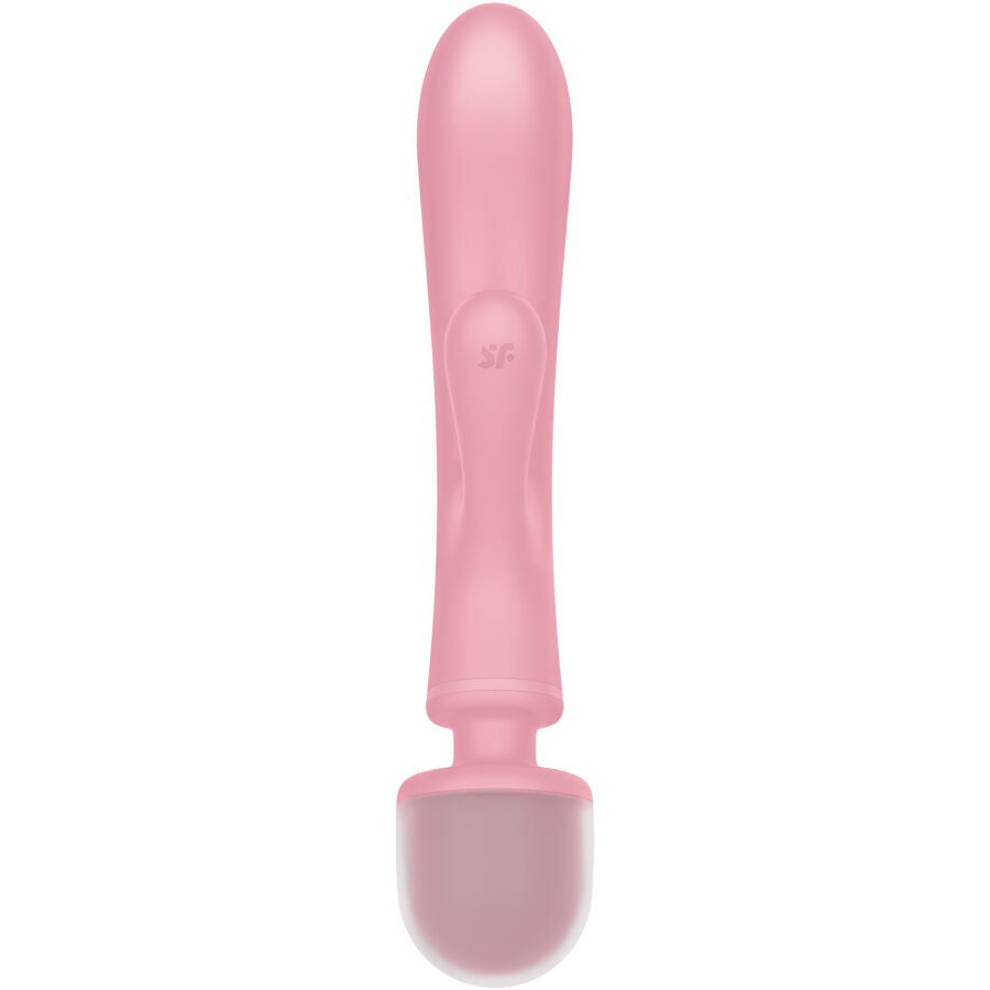 Satisfyer Triple Lover – rosafarbener Vibrator mit langem abgerundetem Hauptschaft, seitlichen Stimulationsarmen und rundem Griffende in aufrechter Vorderansicht auf weißem Hintergrund – erhältlich bei Evoria Care
