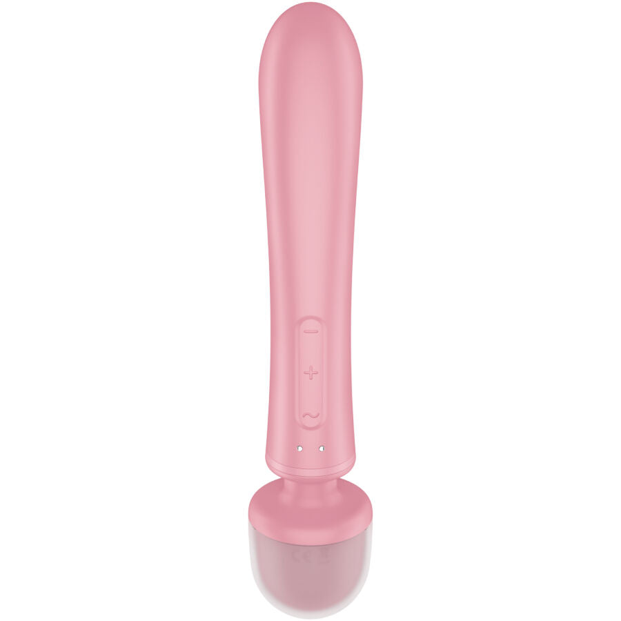 Satisfyer Triple Lover – Rückansicht des rosafarbenen Dreifach-Vibrators mit glattem länglichem Schaft, teilweise verdeckten Stimulationsarmen und abgerundeter Basis auf weißem Hintergrund – erhältlich bei Evoria Care