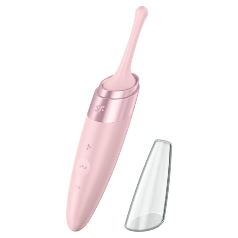 Satisfyer Twirling Delight – rosafarbener Intimstimulator mit schlankem, leicht gebogenem Stimulationsaufsatz, ergonomischem Griff, seitlichen Bedientasten und separat dargestellter transparenter Schutzkappe in schräger Produktansicht auf weißem Hintergrund – erhältlich bei Evoria Care