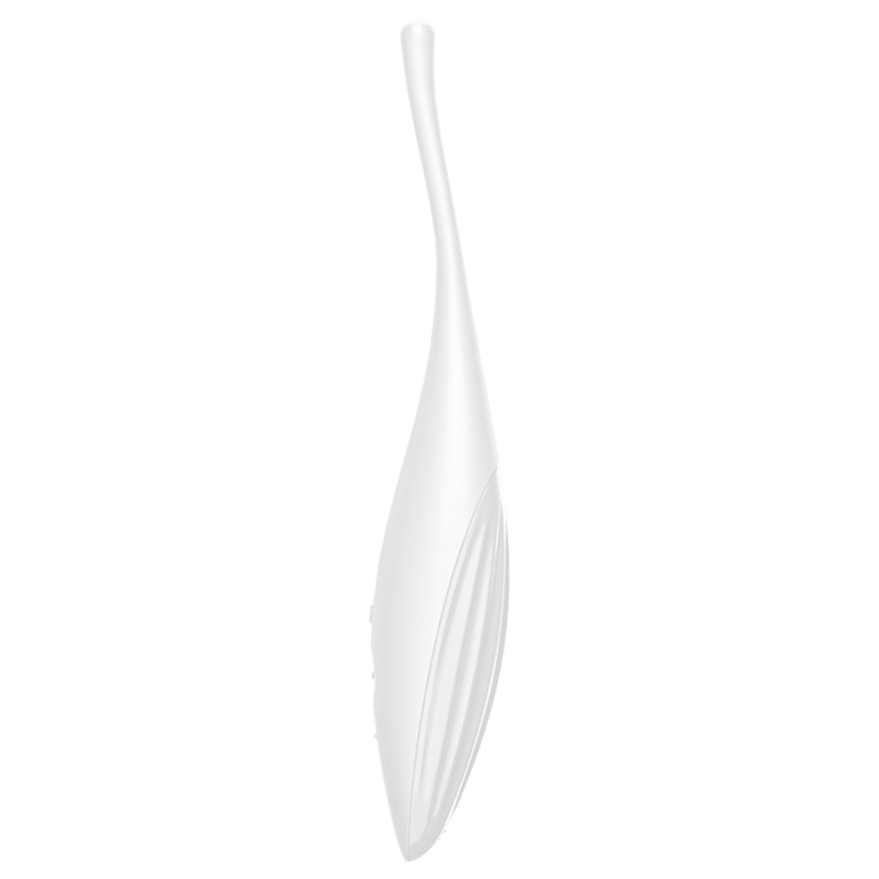 Satisfyer Twirling Joy – weißer Intimstimulator mit schmalem, leicht geschwungenem Schaft und abgerundeter Spitze in seitlicher Produktansicht auf weißem Hintergrund – erhältlich bei Evoria Care