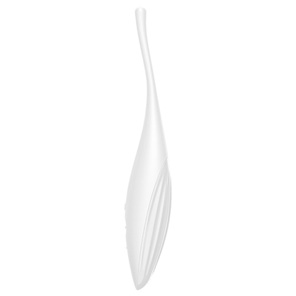 Satisfyer Twirling Joy – weißer Intimstimulator mit schmalem, leicht geschwungenem Schaft und abgerundeter Spitze in seitlicher Produktansicht auf weißem Hintergrund – erhältlich bei Evoria Care