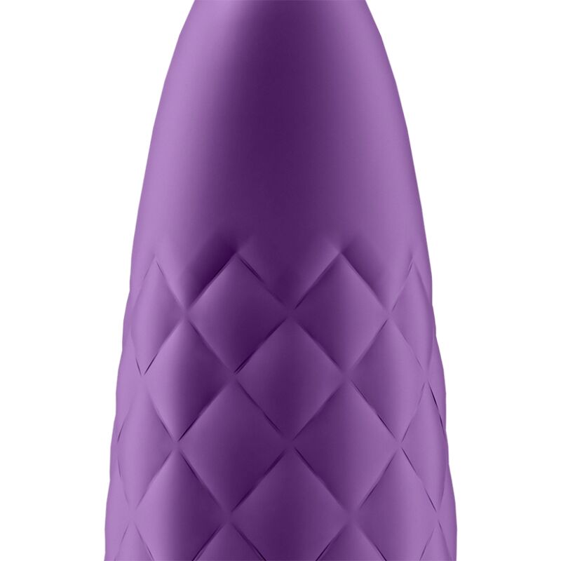 Satisfyer Ultra Power Bullet 5 – Nahaufnahme des lilafarbenen Vibrators mit erhabener, wellenförmiger Oberflächenstruktur und abgerundeter Spitze auf weißem Hintergrund – erhältlich bei Evoria Care