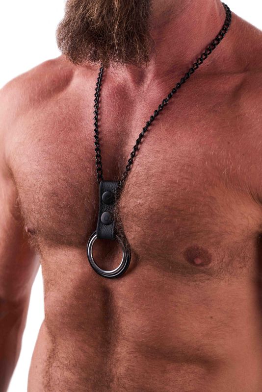 SAXOS Ketten Cockring – Anwendungsansicht der silberfarbenen Halskette mit Ringanhänger am männlichen Oberkörper von vorne – erhältlich bei Evoria Care