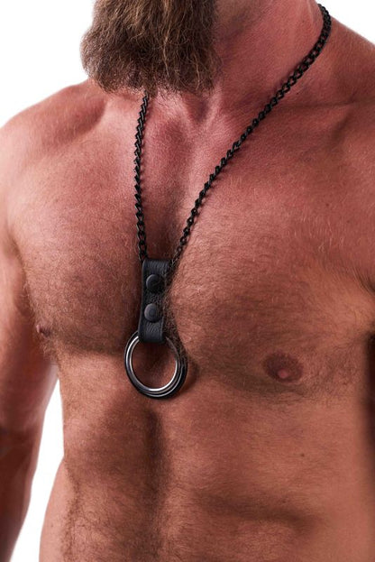 SAXOS Ketten Cockring – Anwendungsansicht der silberfarbenen Halskette mit Ringanhänger am männlichen Oberkörper von vorne – erhältlich bei Evoria Care