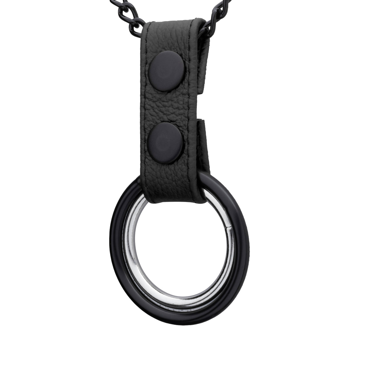 SAXOS Ketten Cockring – Detailansicht des silberfarbenen Penisrings als Anhänger an einer Metallkette mit schwarzem Verbindungselement – erhältlich bei Evoria Care