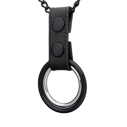 SAXOS Ketten Cockring – Detailansicht des silberfarbenen Penisrings als Anhänger an einer Metallkette mit schwarzem Verbindungselement – erhältlich bei Evoria Care
