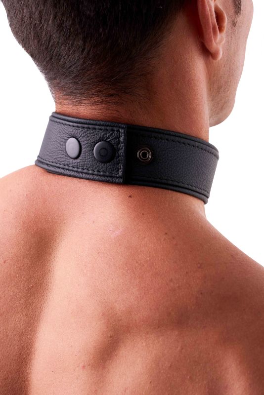 SAXOS Soft Leder Halsband – Rückansicht des schwarzen breiten Lederhalsbands am männlichen Hals mit verstellbarem Verschluss – erhältlich bei Evoria Care