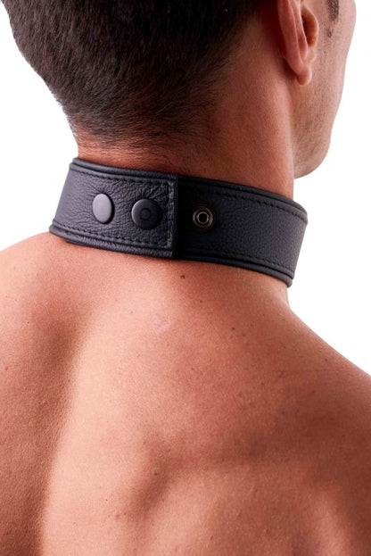 SAXOS Soft Leder Halsband – Rückansicht des schwarzen breiten Lederhalsbands am männlichen Hals mit verstellbarem Verschluss – erhältlich bei Evoria Care
