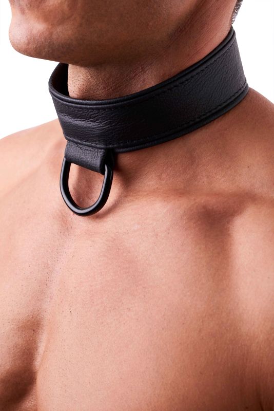 SAXOS Soft Leder Halsband – Anwendungsansicht des schwarzen Lederhalsbands am männlichen Hals von vorne mit breitem Lederband und Befestigungsring – erhältlich bei Evoria Care