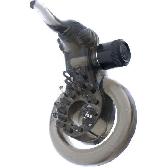 Seven Creations Elephant – vibrierender Penis- und Hodenring mit zwei unterschiedlich großen Ringöffnungen, schwarzem anatomisch geformtem Stimulationsaufsatz und rundem Vibrationsmodul in schräger Produktansicht auf weißem Hintergrund – erhältlich bei Evoria Care