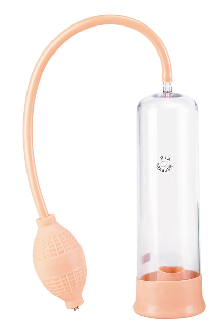 Seven Creations Male Pump – transparente Penispumpe mit zylindrischem Pumpkörper, orangefarbenem Verbindungsschlauch, manuellem Pumpball und breitem Standfuß auf weißem Hintergrund – erhältlich bei Evoria Care